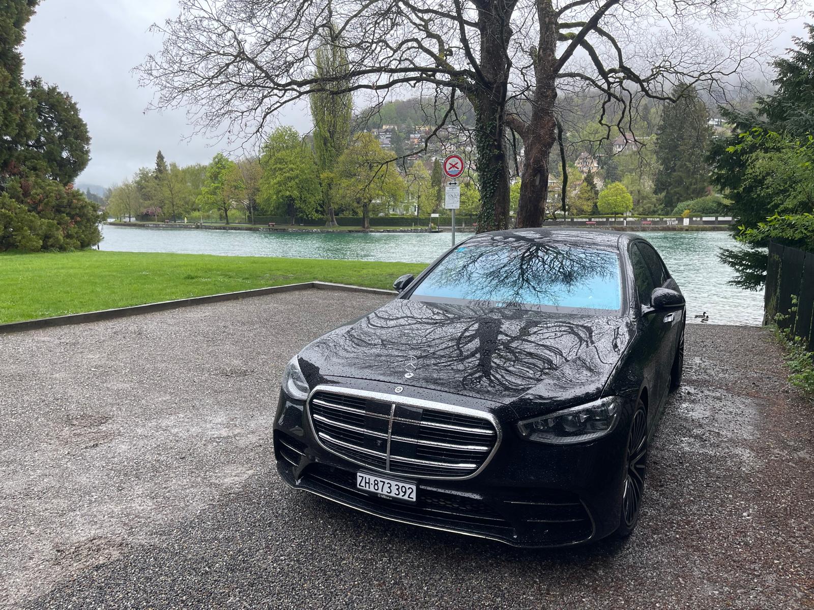 Paysage suisse avec lac et montagnes - Swiss Limousines service premium